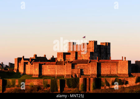 Le château de Douvres, murs intérieurs et extérieurs vu tôt le matin pendant la Golden Hour juste après le lever du soleil. Union Jack flag flying plus garder. Banque D'Images