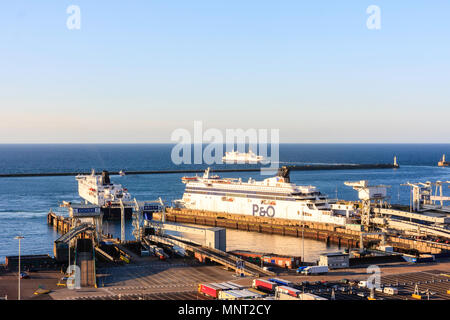 L'Angleterre, Dover Harbour. P&O Ferries accoste au terminal avec un autre traversier reculant dans un autre terminal de déchargement. Banque D'Images