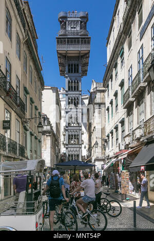 Lisbonne, Portugal, le 5 mai 2018 : Les gens sont à la recherche à l'ascenseur de Santa Justa Banque D'Images