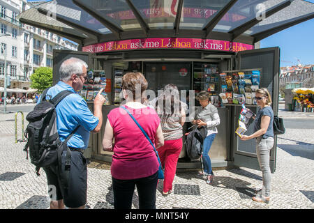 Lisbonne, Portugal, le 5 mai 2018 : Un peu de touristes font la queue à un stand d'information sur la place Rossio. Banque D'Images