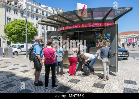 Lisbonne, Portugal, le 5 mai 2018 : Un peu de touristes font la queue à un stand d'information sur la place Rossio. Banque D'Images