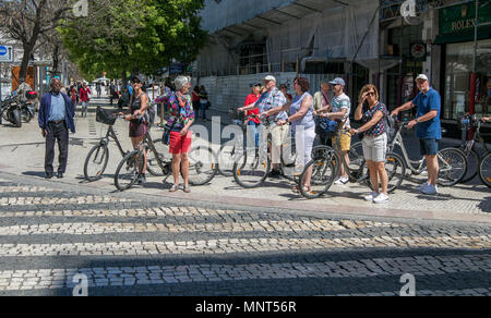 Lisbonne, Portugal, le 5 mai 2018 : Groupe de touristes se lever et regarder autour de au cours de leur excursion en vélo dans la ville. Banque D'Images