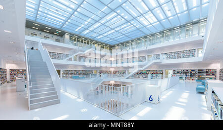 Bibliothèque publique de la ville moderne - STUTTGART, ALLEMAGNE - intérieur blanc blanc avec de nombreux escaliers. Belle architecture moderne. Banque D'Images