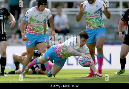 Saint Helens Mark Percival Betfred scores au cours du week-end magique Super League, match à St James' Park, Newcastle. Banque D'Images