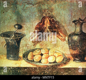 . Italiano : Museo Archeologico Nazionale di Napoli (inv. n° 8. 8598 c). Da Pompéi, Praedia di Iulia Felix - Amministrazione del terzo quadro con natura morta un decorazione di una parete tripartita di colore rosso e giallo. Su un ripiano figurano kalathos onu d'argento con un cucchiaio d'argento postovi sopra, un piatto con delle uova ed una oinochoe in bronzo o dans argento ; alla parete sono delle quaglie appese. Anglais : avec des oeufs, des oiseaux et des plats en bronze. Fresque romaine du Praedia de Julia Felix à Pompéi. Museo Archeologico Nazionale (Naples) Deutsch : Stillleben mit Eiern, Vögeln onu Banque D'Images