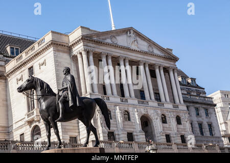 Banque d'Angleterre sur Threadneedle Street au coeur du quartier financier de Londres et, avec la statue du duc de Wellington dans l'avant-plan Banque D'Images