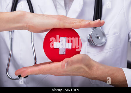 Close-up of a doctor's Hand Holding premier signe de l'aide Banque D'Images