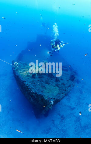 Femme de plongée sous marine, l'exploration d'un naufrage, MV Cominoland, Gozo, Malte, mer Méditerranée, Océan Atlantique, M. Banque D'Images