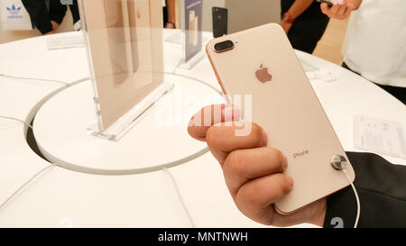 BANGKOK, THAÏLANDE - 11 NOVEMBRE 2017 : l'iPhone 8 Plus est montrant au centre commercial CentralWorld Boutique iStudio pour un client pour tester le nouvel iPhone en utilisant Banque D'Images