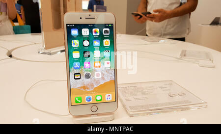 BANGKOK, THAÏLANDE - 11 NOVEMBRE 2017 : l'iPhone 8 Plus est montrant au centre commercial CentralWorld Boutique iStudio pour un client pour tester le nouvel iPhone en utilisant Banque D'Images