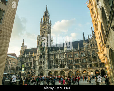 La place Marienplatz avec le Neues Rathaus (Nouvelle Mairie) à Munich, capitale de la Bavière, Allemagne. Banque D'Images