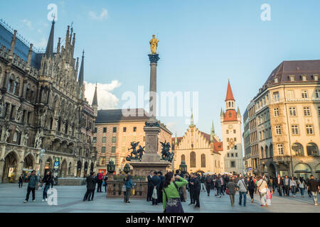 La place Marienplatz avec le Neues Rathaus (Nouvelle Mairie) gauche & Altes Rathaus (Ancien hôtel de ville) à droite de Munich, Bavière, Allemagne. Banque D'Images