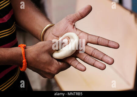 Image main d'hommes Indiens Katchuri - préparer les aliments frits indiens traditionnels Banque D'Images