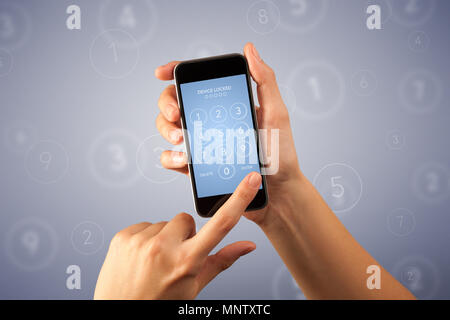 Femme fingers touching smartphone avec terminal verrouillé code exigeant Banque D'Images