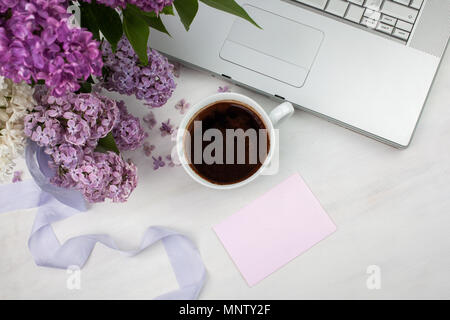 Composition florale faite de beaux lilas pourpre sur fond de bois blanc avec une tasse de café. Bureau de style féminin 24, image, télévision lay, t Banque D'Images