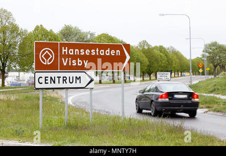 Visby, Suède - 15 mai 2016 : à l'Farjeleden route avec direction à Visby au patrimoine mondial et son centre-ville en province suédoise de G Banque D'Images