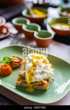 Table de petit-déjeuner rempli d'un assortiment de nourriture. Les oeufs pochés, sri-lankaise curry et plateau Banque D'Images