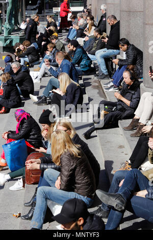 Stockholm, Suède - 11 Avril 2018 : Les gens de l'emplacement de l'escalier au Stockholm concert hall. Banque D'Images