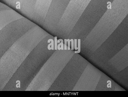 Coussins en tissu à rayures sur un fauteuil. Banque D'Images