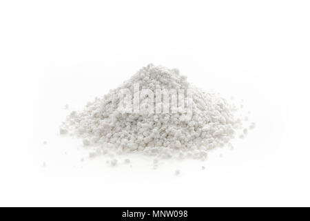 Perlite granules, amendement de sol minéral utilisé en horticulture et jardinage. Libre d'un cône isolé sur fond blanc pile studio. Banque D'Images