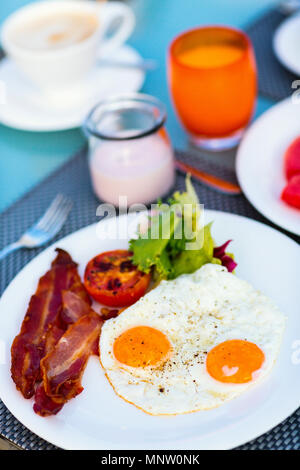 Délicieux petit déjeuner avec des œufs, du bacon et des légumes Banque D'Images