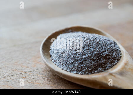 Poudre de café instantané 3 dans 1 ; mélangé avec du lait en poudre et le sucre dans une cuillère. Le fast food. Banque D'Images