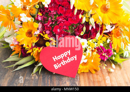 Joyeux Anniversaire Carte avec fleurs de printemps . Banque D'Images