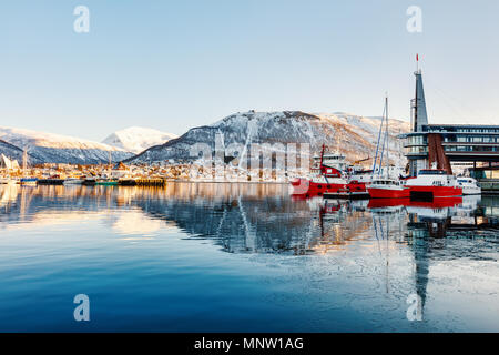 Magnifique paysage hivernal de la ville de Tromso couvertes de neige dans le Nord de la Norvège Banque D'Images