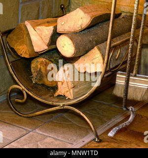 Pile de bois de chauffage, et d'accessoires de cheminée se tiennent près de mur de la maison. Square. Close-up. Banque D'Images