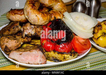 Légumes grillés et des produits de viande dans le style rustique, se trouvent sur le tableau de la vaisselle. Focus sélectif. Close-up. Banque D'Images