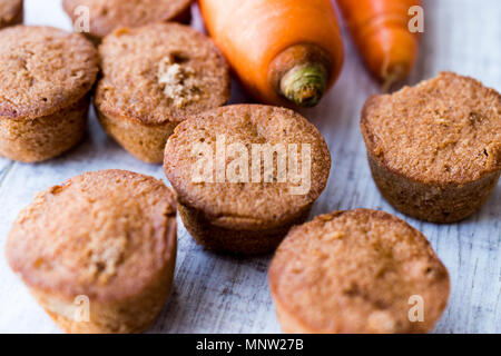 Mini cakes à la carotte et à la cannelle. Concept de dessert. Banque D'Images