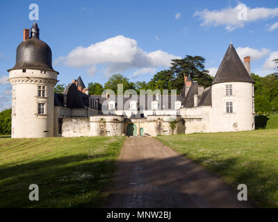 Entrée au Chateau du Gue-Pean : Ce château bien gardé dans la région de la Loire de France est entouré par un cheval de ferme. Banque D'Images