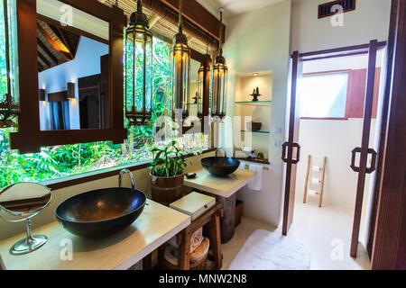 Salle de bains tropical intérieur dans un complexe de luxe Banque D'Images