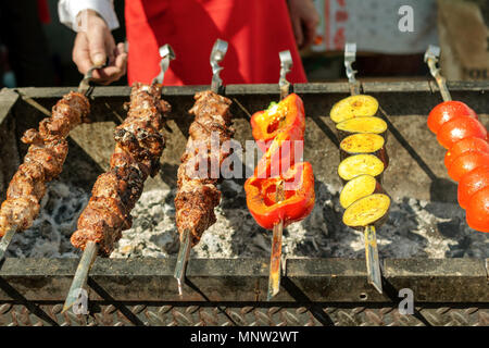 Légumes grillés est frit en brochettes sur un bain de charbon. La nourriture traditionnelle pour un pique-nique. Close-up. Banque D'Images