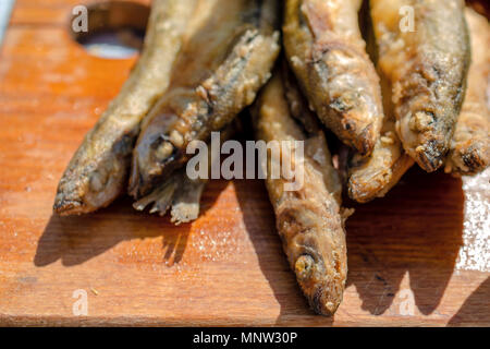 Petits poissons frits frais. De délicieux fruits de mer sur un fond de bois. Focus sélectif. Close-up. Banque D'Images