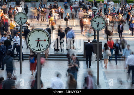 Temps et mouvement, Six horloges publiques, Canary Wharf, London, England, UK Banque D'Images