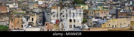 Panorama de la paroi de l'anciens édifices de la médina de Fès, blanc, jaune, vert, brun, bien des maisons en face de l'autre, le Maroc. Banque D'Images