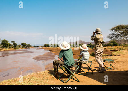 Mère de famille et enfants sur African Safari locations bénéficiant d'Ewaso Nyiro vues à Samburu Kenya Banque D'Images