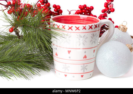 Tasse de thé avec décoration de Noël isolé sur fond blanc Banque D'Images