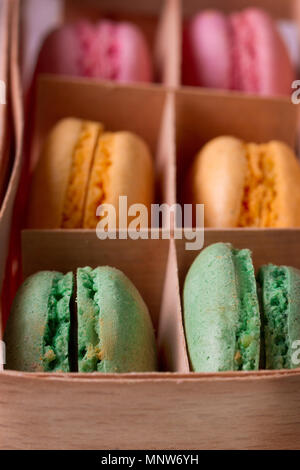 Macarons multicolores dans une boîte avec trois compartiments Banque D'Images