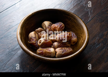 Fruits secs date palm ou kurma, Ramazan ( ramadan ) Medjool dans alimentaire bol en bois. Fruits biologiques. Banque D'Images