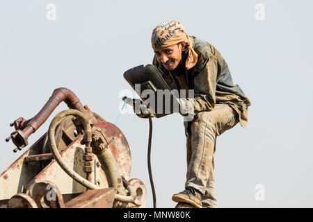 Dhaka, Bangladesh, le 24 février 2017 : Portrait d'un soudeur sur un chantier naval à Dhaka Bangladesh Banque D'Images