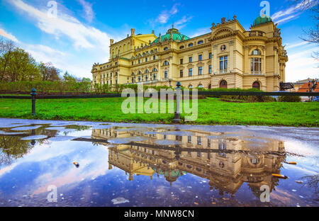 Juliusz Slowacki Theater opera house à Cracovie, Pologne avec de l'eau la réflexion. Banque D'Images