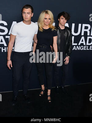 Un Brandon Lee, Pamela Anderson, Dylan Lee à la 'Saint Laurent Au Palladium" à Los Angeles. 10 février 2016.Un Brandon Lee, Pamela Anderson, Dylan Lee ------------- Red Carpet Event, Vertical, USA, Cinéma, Célébrités, photographie, Bestof, Arts, Culture et divertissement, Célébrités Topix fashion / Vertical, Best of, événement dans la vie d'Hollywood, Californie - Tapis rouge et en backstage, USA, Cinéma, Célébrités, cinéma, télévision, Célébrités célébrités musique, photographie, Arts et culture, Bestof, divertissement, Topix, verticale de la famille de l'année 2016, , inquir Banque D'Images