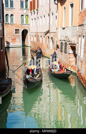 Venise, Italie - 23 MARS 2018- aux personnes bénéficiant d'une promenade en bateau, gongolas Venise Italie sur mars 30,2018 Banque D'Images