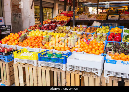 Venise, Italie - 23 mars 2018 : marché de produits vénitiens, shopping stand avec friuts à Venise, Italie Le 23 mars 2018 Banque D'Images