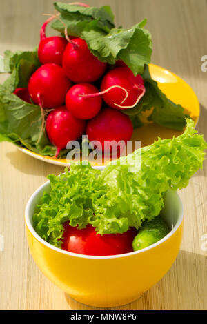 Épinards frais , concombres et tomates sur une table en bois Banque D'Images