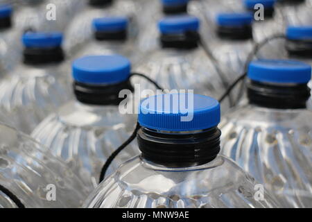 Les bouteilles en plastique translucide lignes près de Banque D'Images