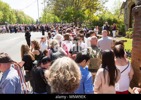 Photo datée du 19 mai montre les foules à la mariage du prince Harry et Meghan Markle à Windsor, le prince Harry et Meghan Markle ont été déclarés mari et femme, à la suite d'une cérémonie au Château de Windsor. Le couple à un échange de voeux et de sonneries avant que la reine et 600 personnes à la Chapelle St George. Porte une robe par le designer britannique Clare Waight Keller, Mme Markle a été accueilli par le Prince Charles, qui marchait dans l'allée. Après leur mariage, le couple sera connu comme le duc et la duchesse de Cambridge. Banque D'Images