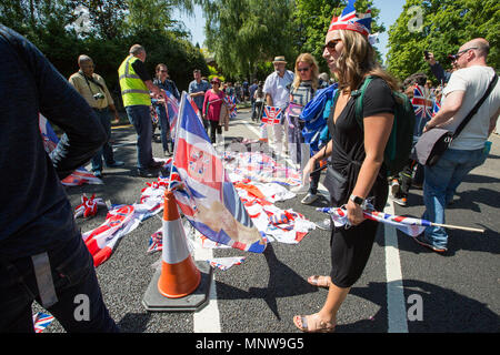 Photo datée du 19 mai montre les foules à la mariage du prince Harry et Meghan Markle à Windsor, le prince Harry et Meghan Markle ont été déclarés mari et femme, à la suite d'une cérémonie au Château de Windsor. Le couple à un échange de voeux et de sonneries avant que la reine et 600 personnes à la Chapelle St George. Porte une robe par le designer britannique Clare Waight Keller, Mme Markle a été accueilli par le Prince Charles, qui marchait dans l'allée. Après leur mariage, le couple sera connu comme le duc et la duchesse de Cambridge. Banque D'Images